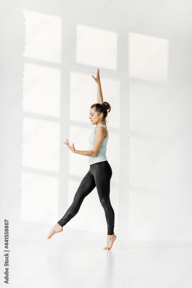 运动女性独自在白人教室练习艺术体操或芭蕾舞