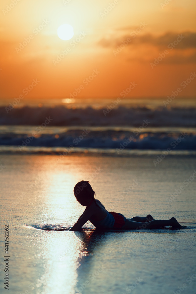 快乐的女孩在热带海滩度假胜地玩得很开心。有趣的宝宝在海水池里放松。活跃的孩子们li