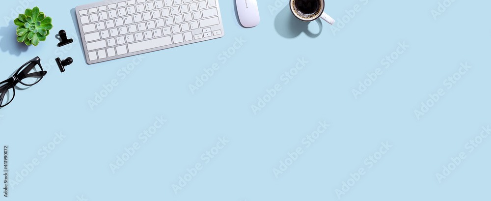 带一杯咖啡和眼镜的电脑键盘