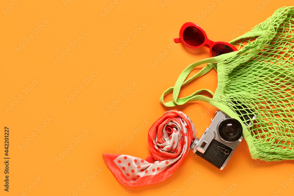 时尚太阳镜、手帕、包包和彩色背景照相/摄像机