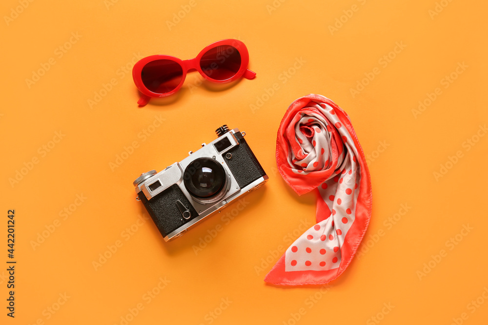 时尚太阳镜、手帕和彩色背景照相/摄像机