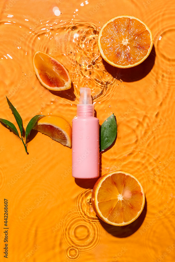 一瓶化妆品，在水中切出橙色背景