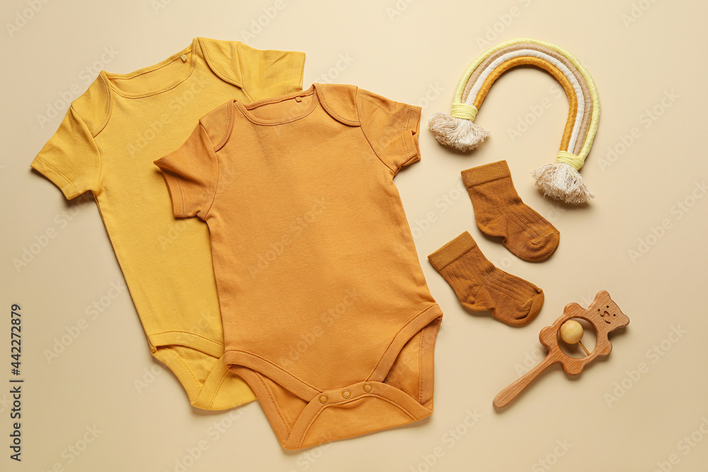 彩色背景的婴儿服装、袜子和玩具套装
