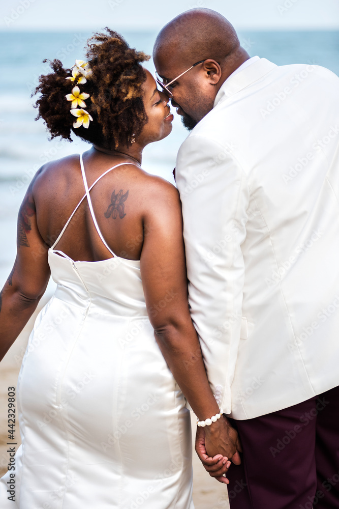 一对非洲裔美国人在海滩结婚