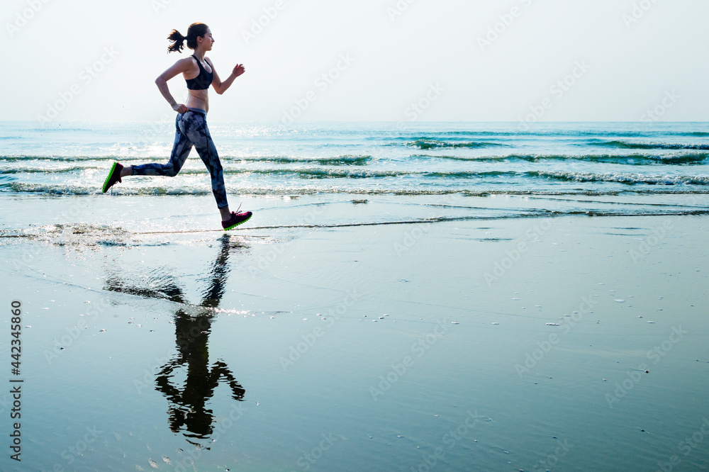 一个女人在海滩上跑步