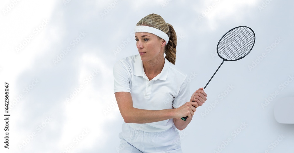 白人女子羽毛球运动员在水彩纹理的白色背景下握球拍