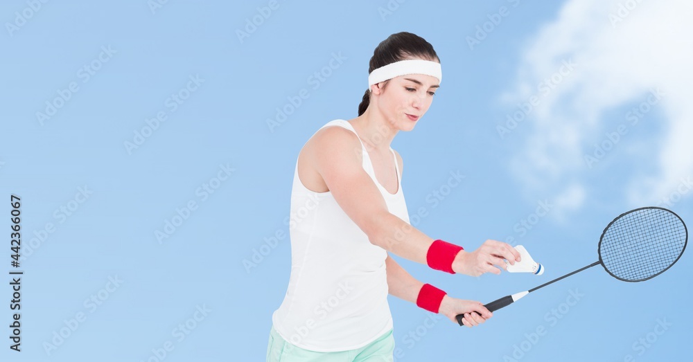 亚洲女子羽毛球运动员在蓝天白云下比赛