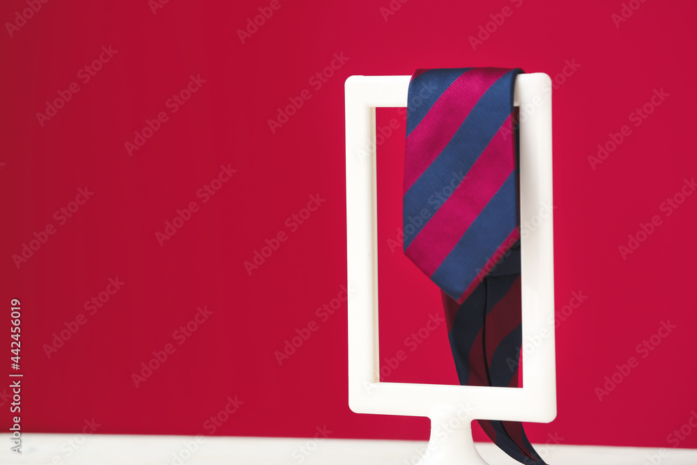 在彩色墙上的桌子上系上时尚的领带