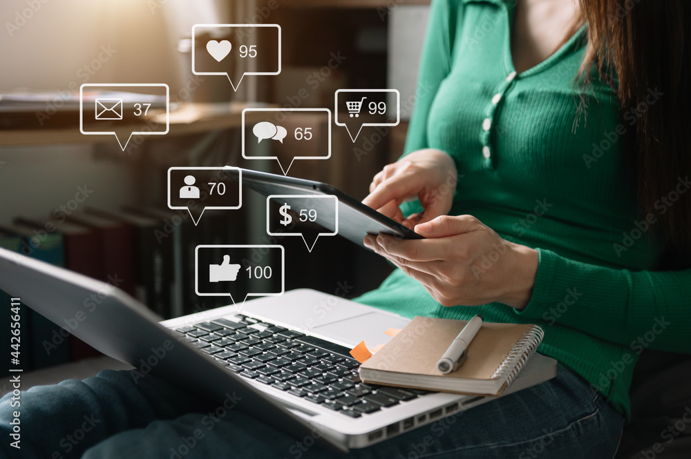 社交媒体和营销虚拟图标屏幕概念。女商人打字键盘特写