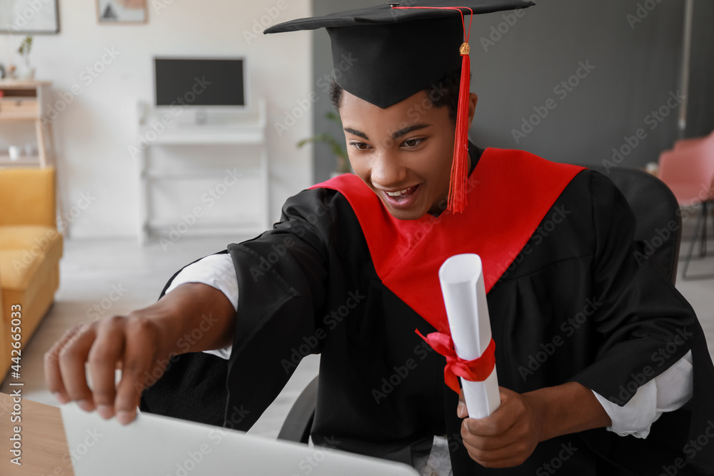 快乐的非裔美国学生在家毕业。在线教育的概念