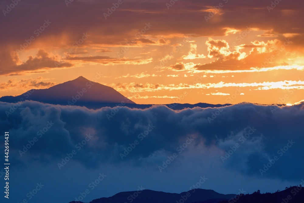 日落时分，火山Pico del Teide从云层中升起。西班牙特内里费-加那利群岛