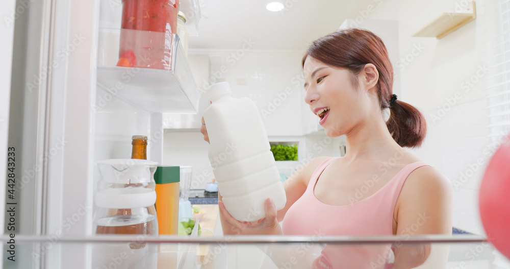女人从冰箱里取牛奶