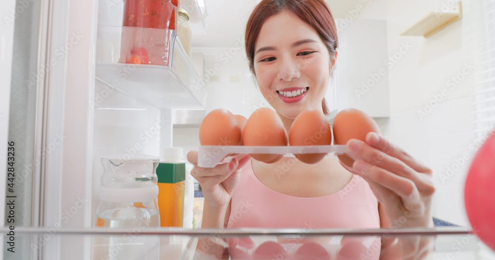女人从冰箱里取鸡蛋