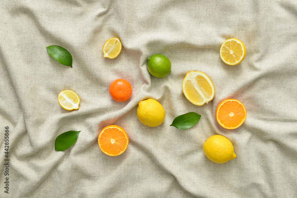 浅色织物背景下的健康柑橘类水果