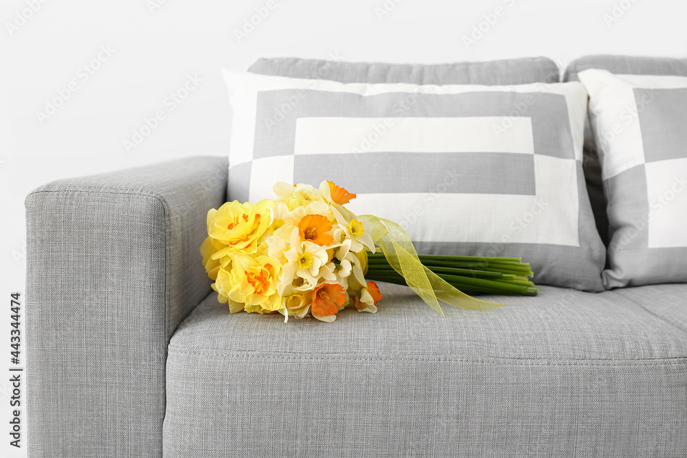沙发上一束美丽的水仙花