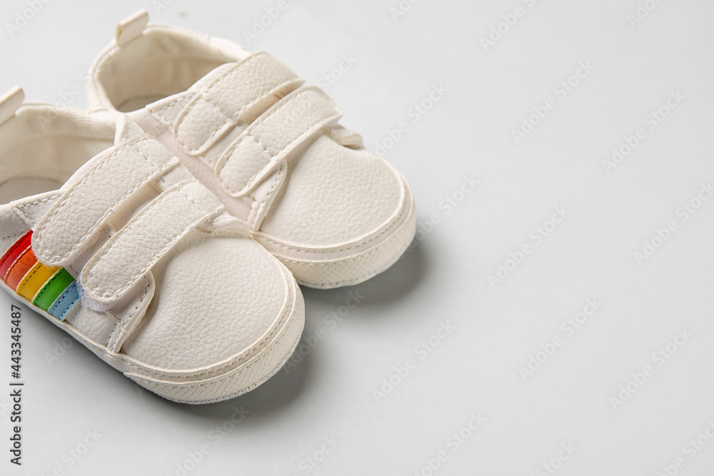浅色背景的婴儿鞋