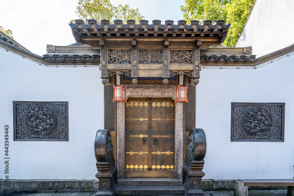 中国庭院铜门街景