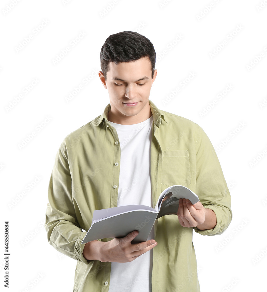 英俊的年轻人在白底上阅读杂志