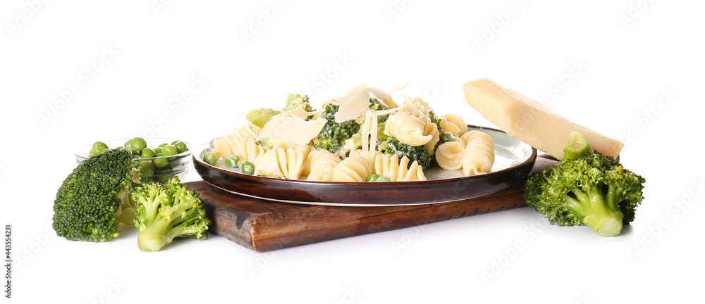 白底上有美味的意大利面和蔬菜的盘子