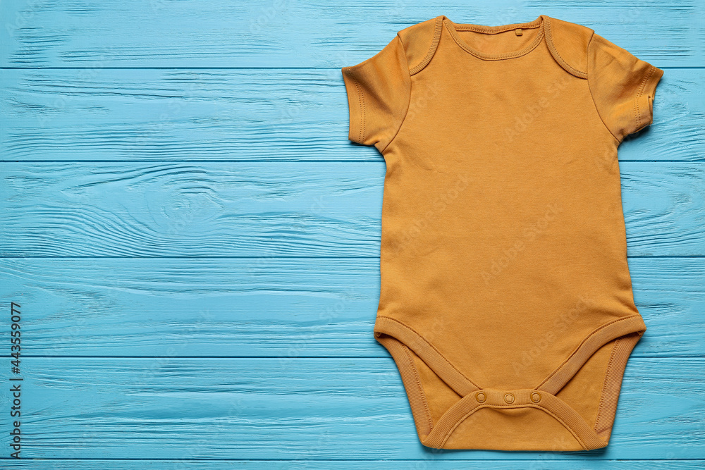 彩色木质背景的婴儿服装