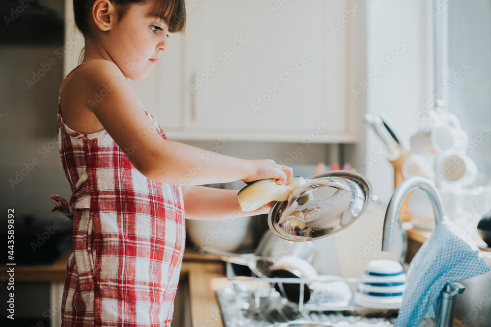 洗碗的小女孩