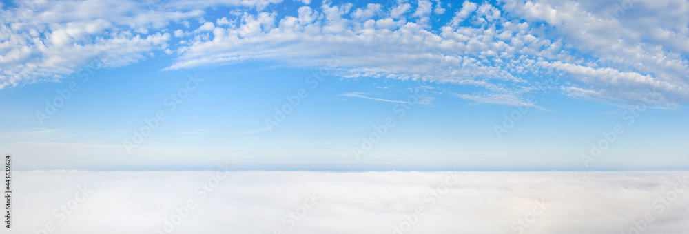 从无人机上俯瞰云端的日出