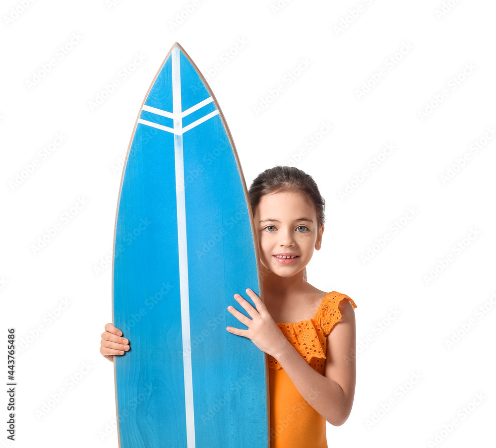 白色背景冲浪板的可爱小女孩