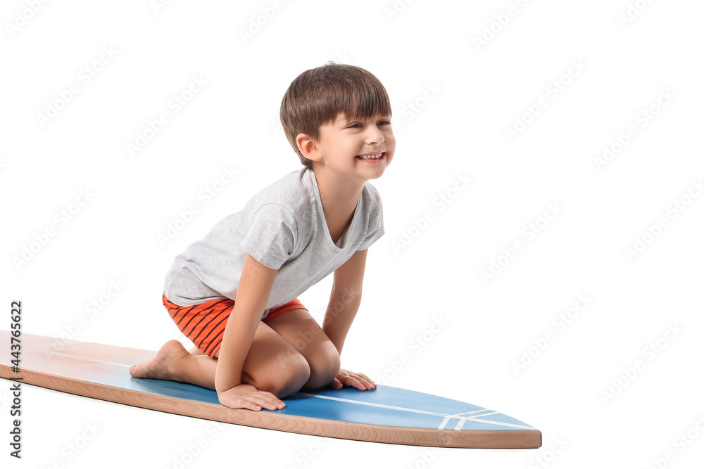 白色背景上有冲浪板的可爱小男孩