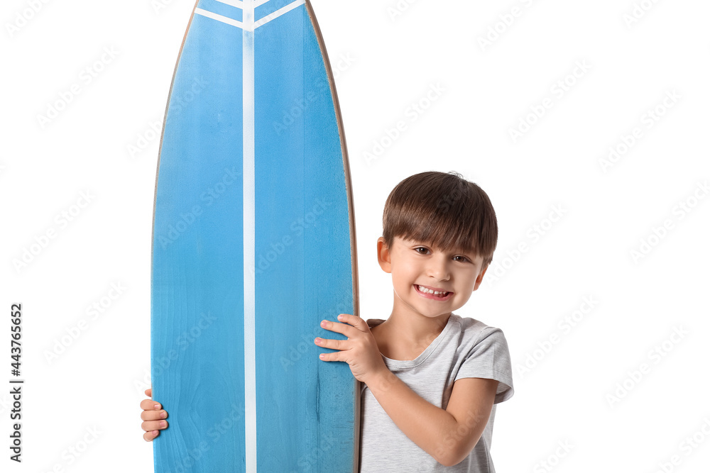 白色背景冲浪板的可爱小男孩