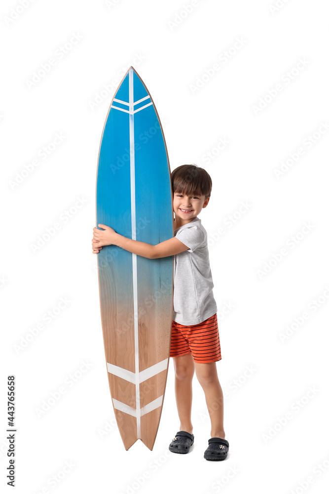 白底冲浪板的可爱小男孩