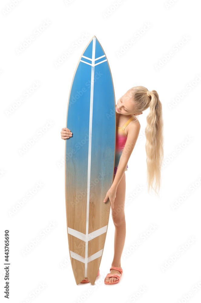 白色背景冲浪板的可爱小女孩