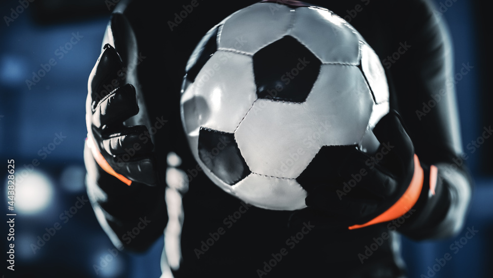 职业匿名足球守门员拿着美食球。明星足球运动员守门员接受采访
