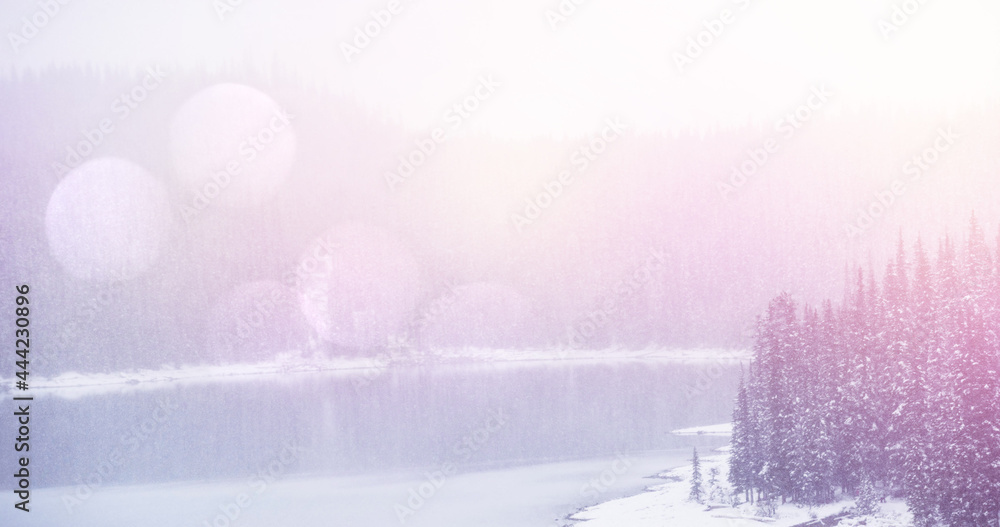 湖泊和冷杉树被雪覆盖的亮点冬季景观图像