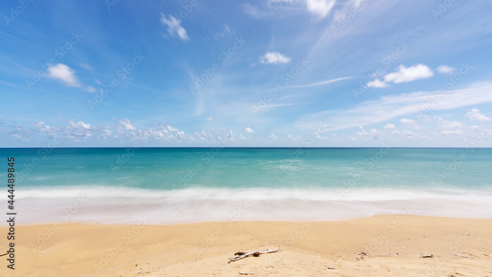 泰国普吉岛沙滩的夏日背景令人惊叹的大海清澈的蓝天白云波浪cr