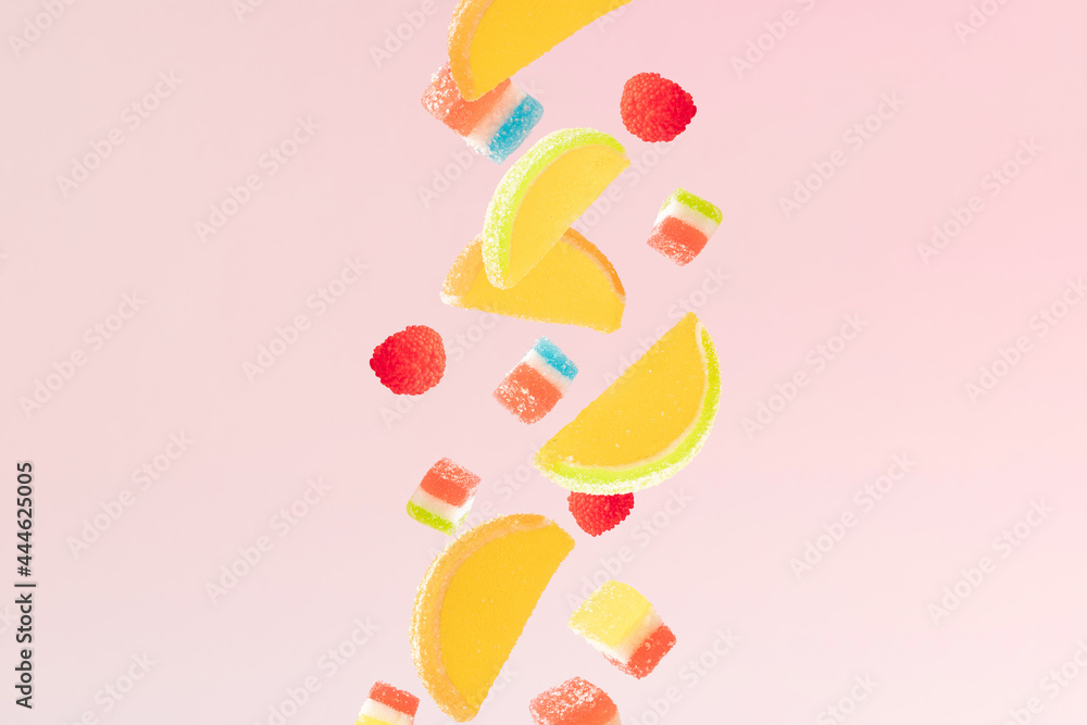 彩色果冻糖果。粉色背景。极简设计。