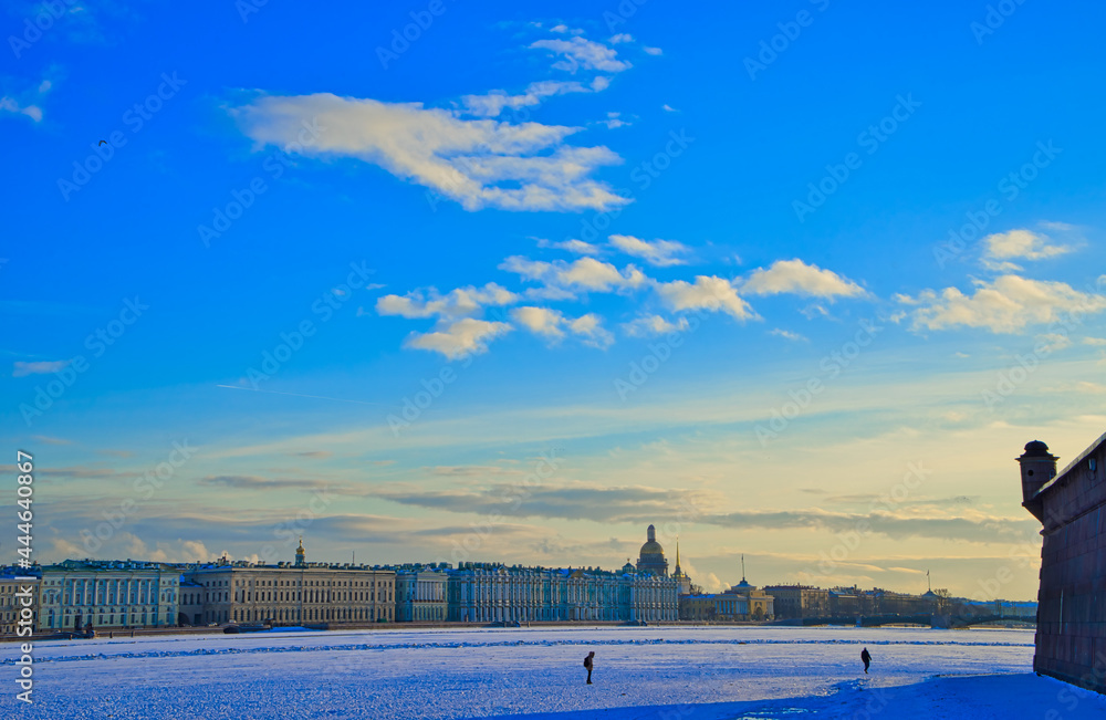 冰封的涅瓦河。圣彼得堡的堤岸上有五颜六色的整洁建筑。博物馆和建筑