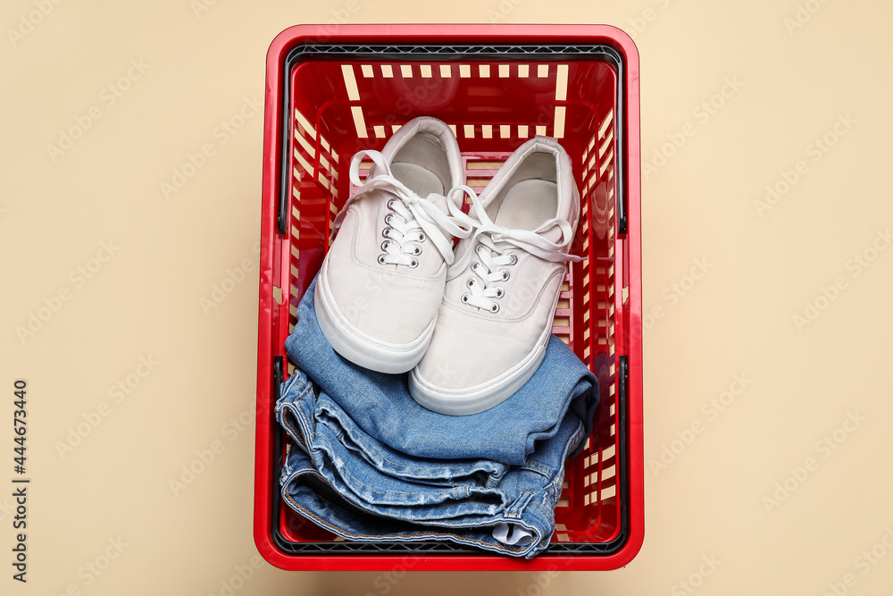购物篮，颜色背景为鞋子和衣服