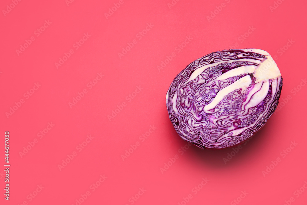 半个新鲜的紫色卷心菜在彩色背景上