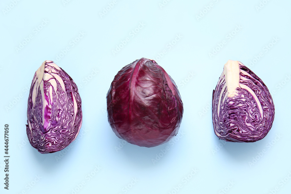 彩色背景上的新鲜紫色卷心菜片