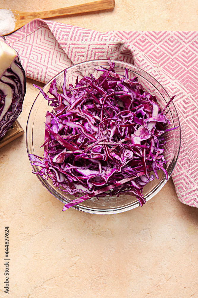 碗里有切好的新鲜紫色卷心菜，颜色背景