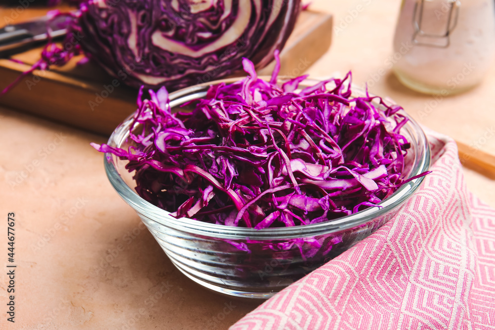 碗里有切好的新鲜紫色卷心菜，颜色背景，特写