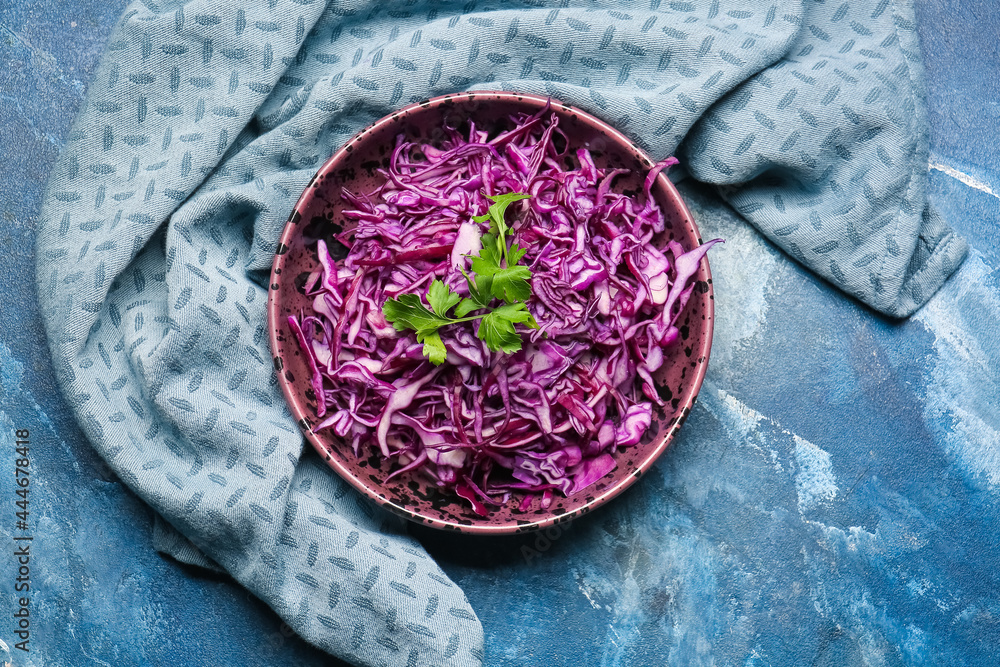 碗里有切好的新鲜紫色卷心菜和欧芹，颜色背景