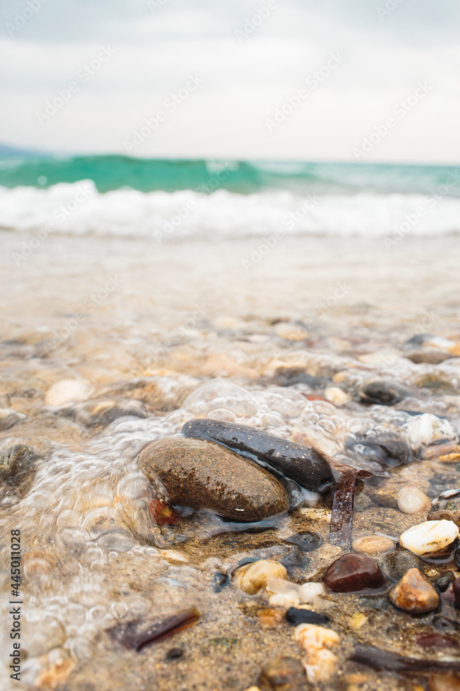 海滩上的石头，背景是波浪