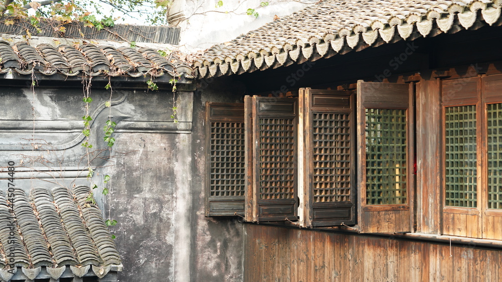 美丽的古老中国园林景观，带有古典的标志和木制门窗