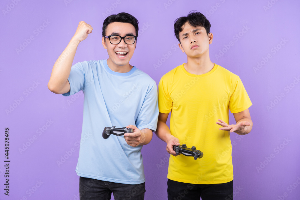 两个亚洲兄弟一起玩游戏