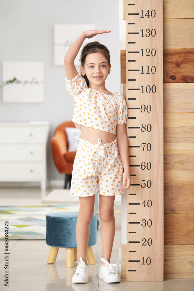 小女孩在家测量身高