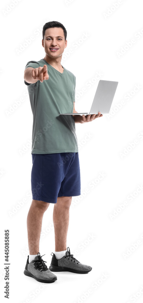 白色背景带笔记本电脑的运动型男教练