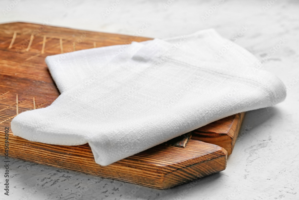 浅色背景的织物餐巾和木板