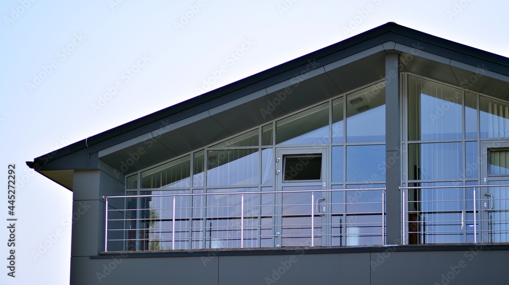 办公楼的玻璃立面，天空反射。现代建筑外部b