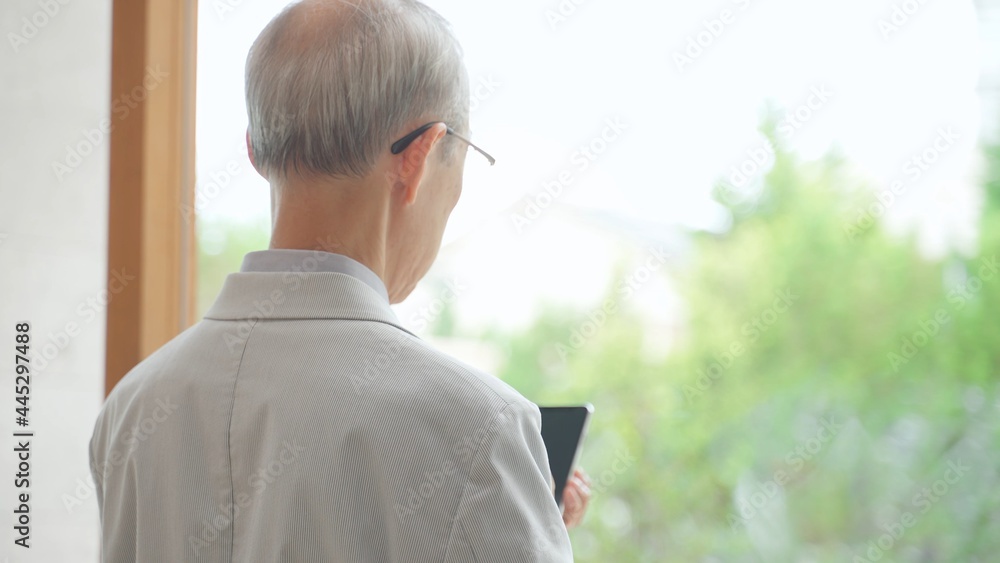 スマートフォンを使う高齢者